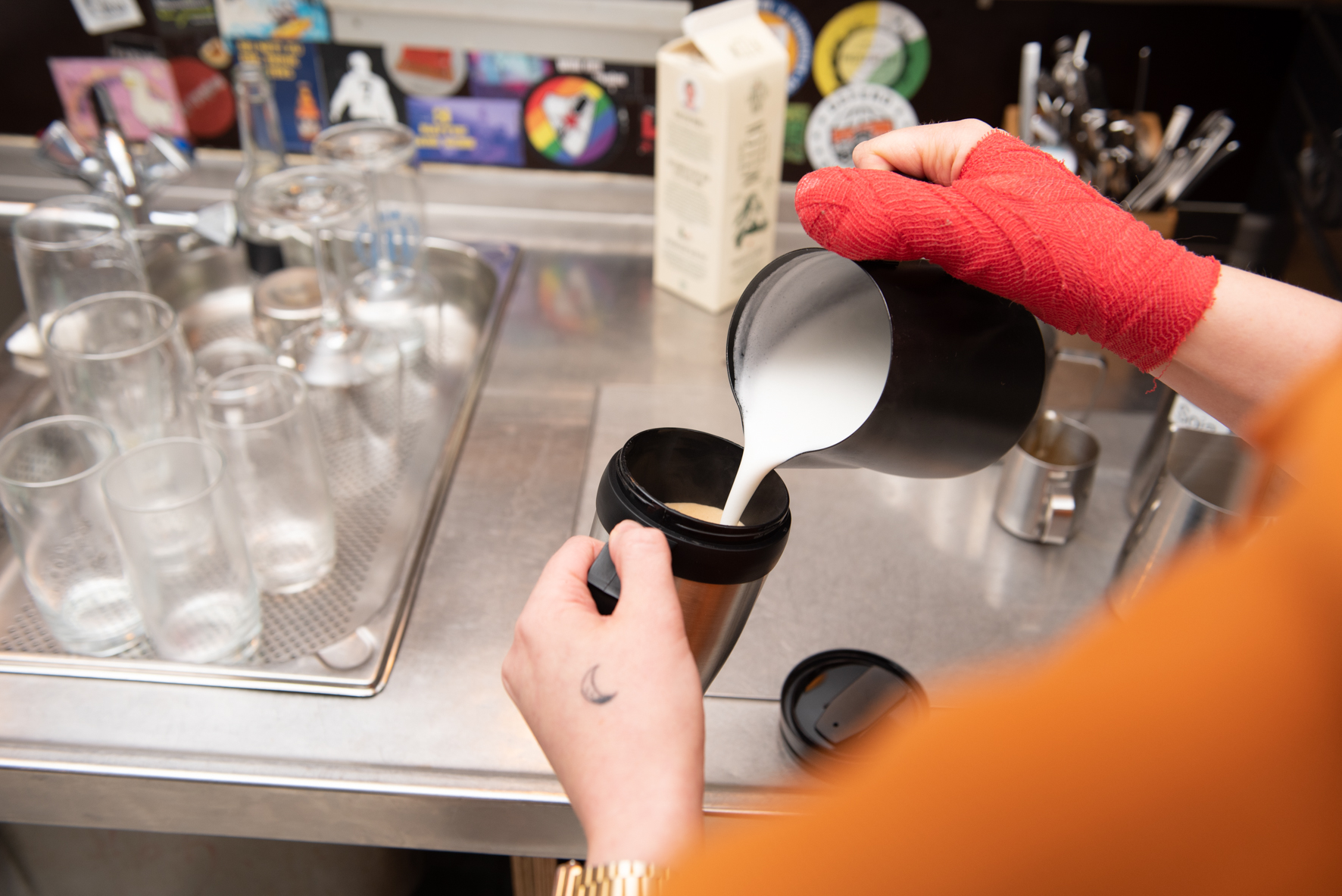 Gastronom füllt Kaffee in kundeneigenen Becher